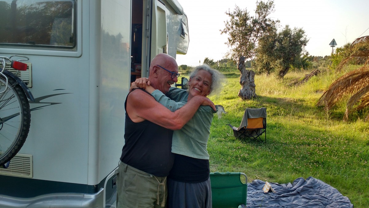 een-man-en-een-vrouw-voor-een-camper