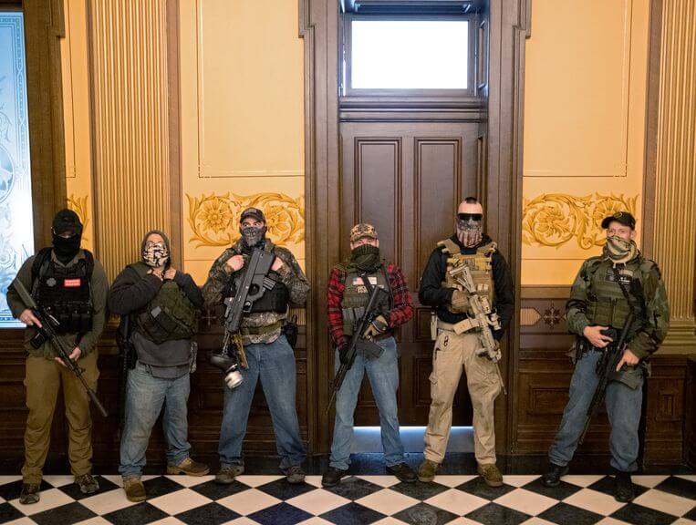 gemaskerde-gewapende-groep-voor-de-senaat-in-Michigan