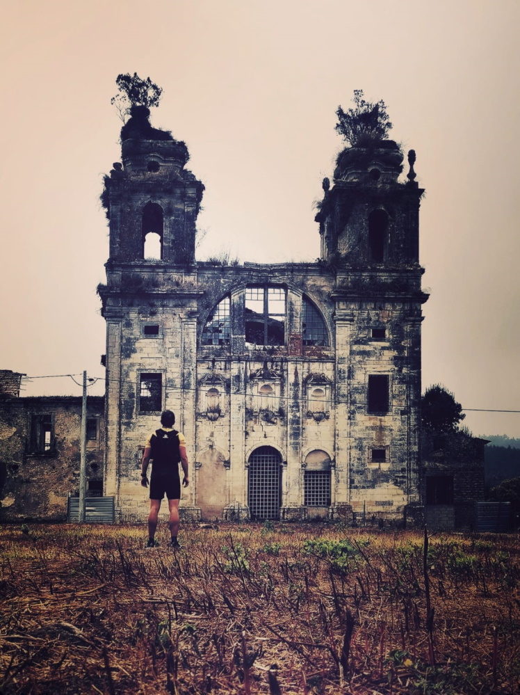o fotografo ao pé de mosteiro de Seiça