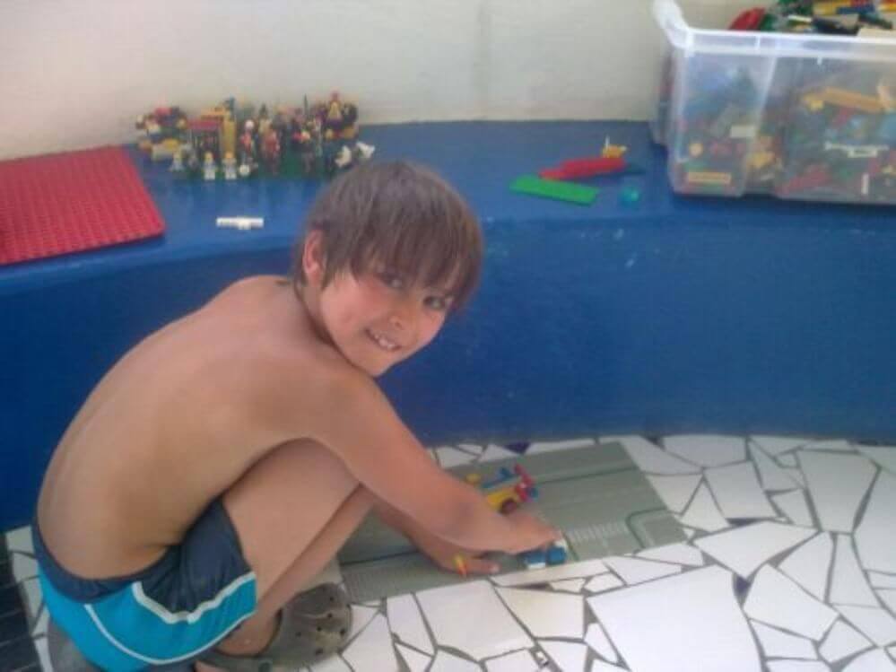 um-rapaz-brinca-com-Lego