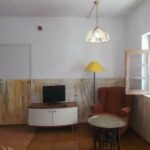 klein-kastje-en-tv-in-de-woonkamer-van-vakantiehuisje-Oliveira